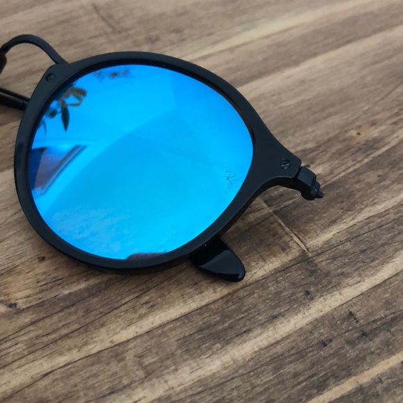 Ray-Ban Sunglasses - Picture 3 of 7